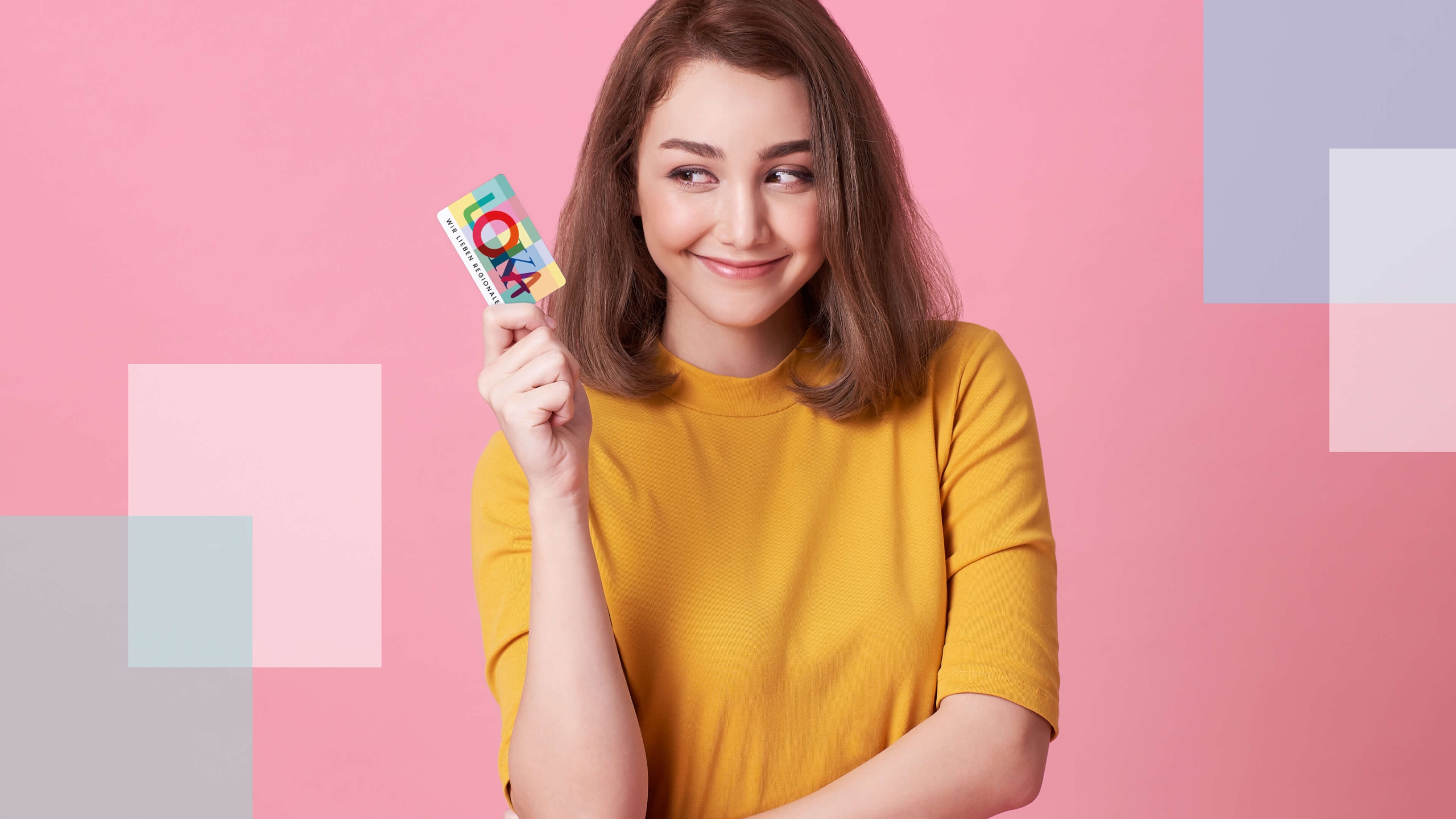 Foto einer Kartennutzerin, die sich über ihre LOKA Karte freut