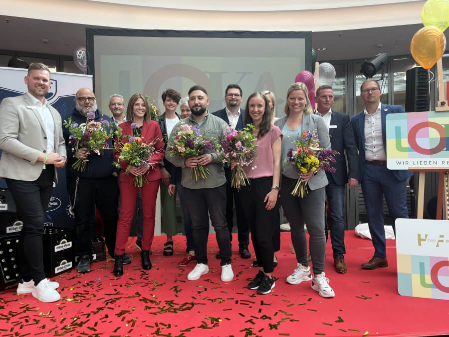 Das Bild zeigt LOKA Akteure auf der Bühne des Anlegerforums.